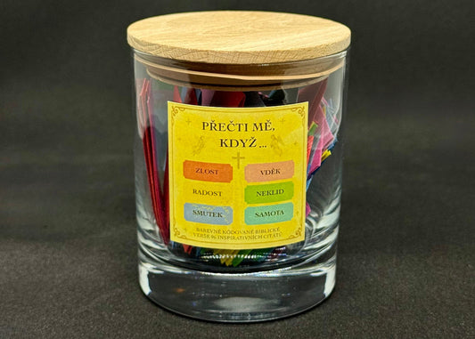 Skleněná Nádoba inspirace s dřevěným víčkem a barevně kódovanými biblickými verši, detail štítku se systémem emocí Přečti mě, když.